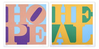 deux affiches de couleurs différentes sur lesquelles figurent les mots « espoir » et « paix »