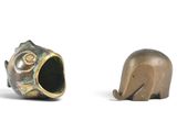 deux petites figurines d'éléphants placées l'une à côté de l'autre