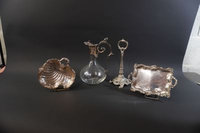 trois objets en argent posés les uns à côté des autres sur une table