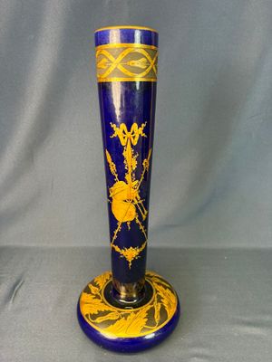 un vase bleu orné d'un motif doré
