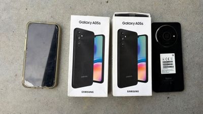 Trois téléphones Samsung Galaxy S10e sont posés les uns à côté des autres sur une table