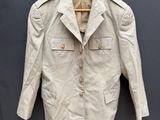 une vieille veste accrochée au mur avec un cintre en bois