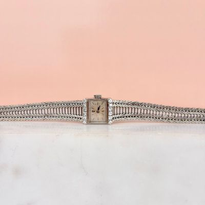 une photo d'une montre-bracelet pour femme posée sur une table