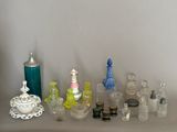 une table sur laquelle se trouvent de nombreux objets en verre