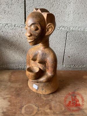 statue en bois d'une femme tenant un bébé dans ses bras