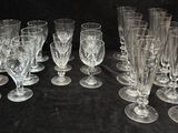 un grand nombre de verres à vin posés sur une table