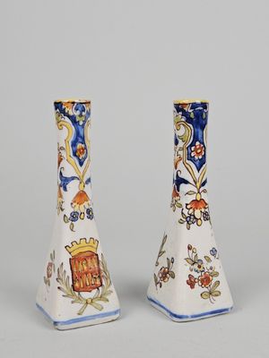 paire de vases ornés de fleurs et d'un blason