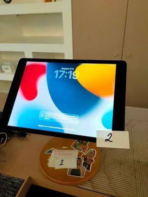 un écran d'ordinateur posé sur un bureau avec un clavier et une souris