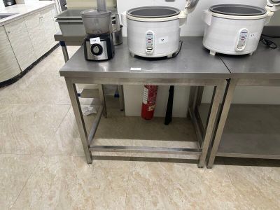 deux mijoteuses posées sur une table dans une cuisine