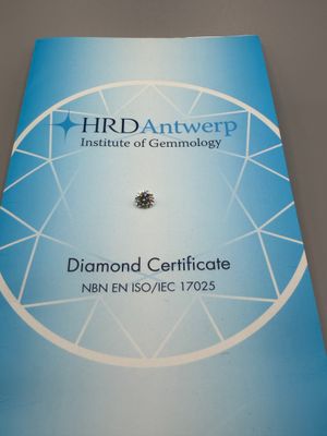 une image représentant une brochure sur laquelle figure un diamant