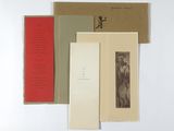 trois livres sont empilés sur une surface blanche