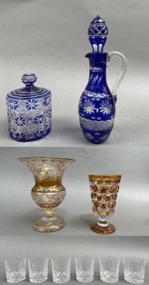 quatre types différents de vases en verre et un pichet