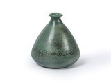un vase vert sur lequel figurent des inscriptions sur un fond blanc