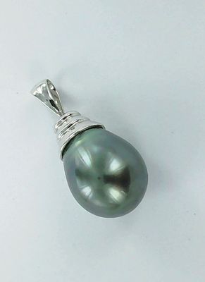 une image représentant un pendentif en perle noire sur fond blanc