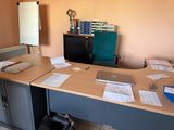 une photo d'un bureau recouvert de nombreux papiers