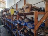 une pièce remplie de différents types d'outils
