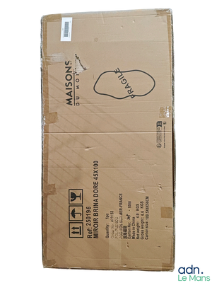 une boîte en carton sur laquelle figure l'image d'un homme