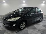 la photo d'une voiture noire garée dans un garage