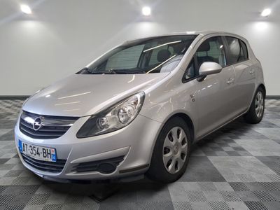 la photo d'une voiture argentée garée dans un garage