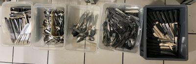 de nombreux ustensiles de cuisine de toutes sortes accrochés au mur