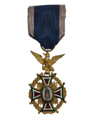 une image représentant une médaille sur laquelle figurent une croix et un aigle