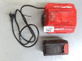 un outil rouge posé à côté d'un chargeur