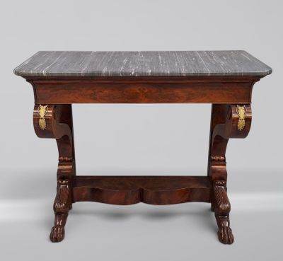 une petite table avec un plateau en marbre