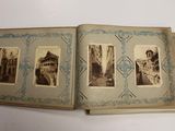une vieille photo d'un livre contenant des images de personnes
