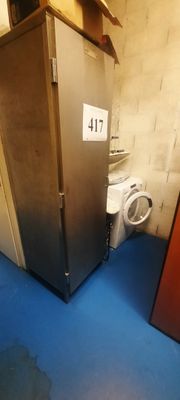 une photo d'une salle de bains avec des toilettes et un urinoir