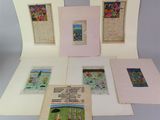 quatre cartes représentant des personnes et des fleurs, posées sur une table