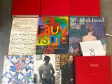 de nombreux livres empilés par terre