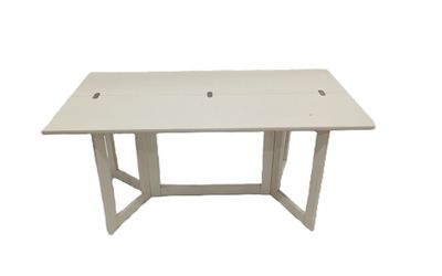 La table est en bois et son plateau est blanc.