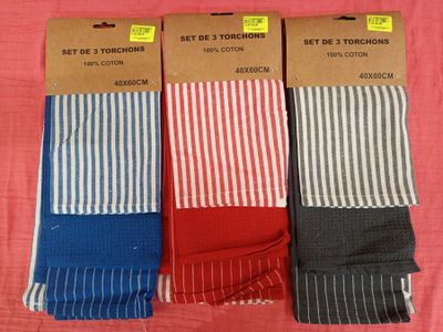 trois paires de chaussettes rayées pour homme sur fond rose