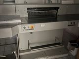 une machine placée au milieu d'une pièce