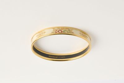 un gros plan d'une bague en or ornée d'un motif floral