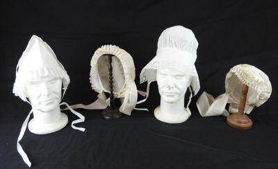 trois chapeaux blancs sont empilés les uns sur les autres