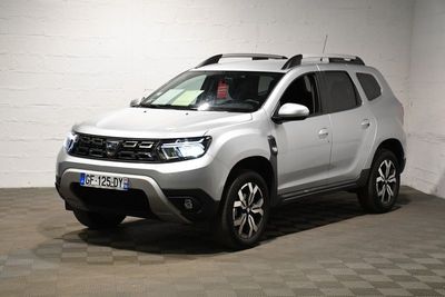 une photo d'une dacia blanche garée dans un garage