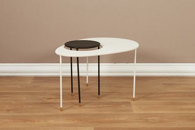 une table blanche sur laquelle est posée une assiette noire