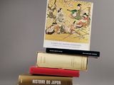 plusieurs livres sont empilés sur une table