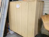 une photo d'un meuble de rangement dans un garage