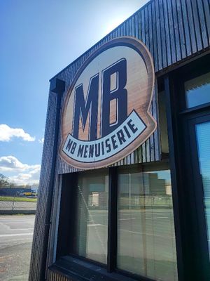 une enseigne sur le côté d'un immeuble sur laquelle on peut lire « M. Mensupie »
