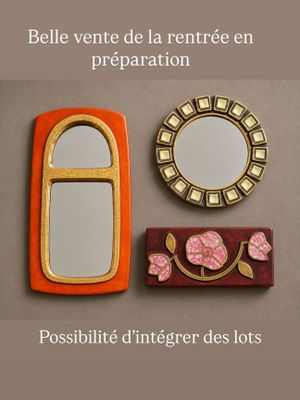 une photo représentant un miroir, un sac à main et un miroir posé sur une table