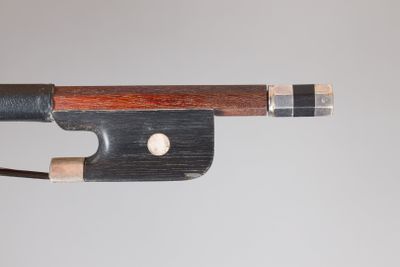 a violin bow that is attached to a string