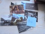 une pile de vieilles photos posée sur une table, avec un mot accroché dessus