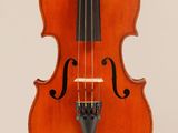 un vieux violon avec un archet sur fond blanc