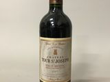 la bouteille de vin est posée sur la table, prête à être consommée