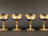 six verres à vin sont alignés sur une table