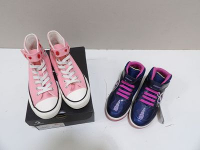 des Converse roses et bleues et une paire de chaussures posée sur une table