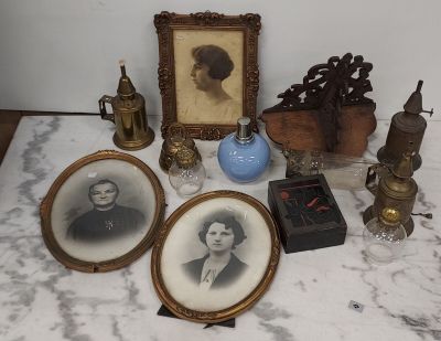 une table sur laquelle sont posés de nombreux objets anciens