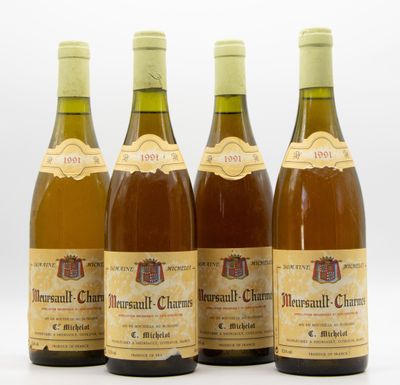 quatre bouteilles de vin sont alignées sur une surface blanche